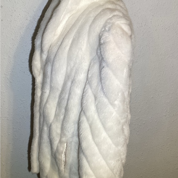 Mirage outerwear white faux fur jacket size medium - Picture 5 of 14